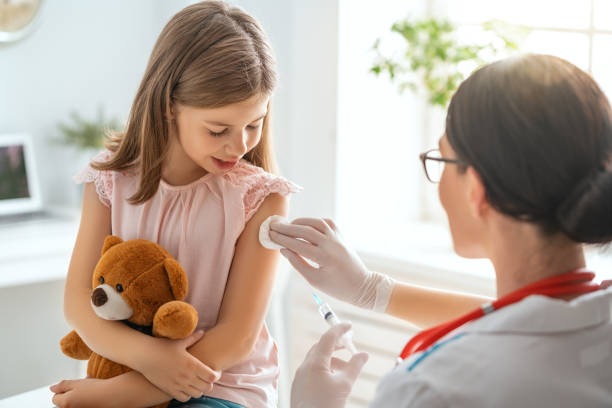 vaccination to a child A doctor making a vaccination to a child injecting flu virus vaccination child stock pictures, royalty-free photos & images