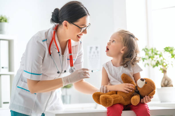 vaccination to a child A doctor making a vaccination to a child injecting flu virus vaccination child stock pictures, royalty-free photos & images