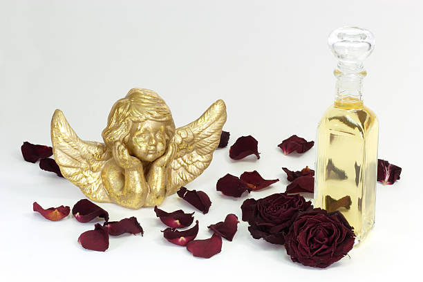 olio di rosa - sculpture statue cupid gold foto e immagini stock