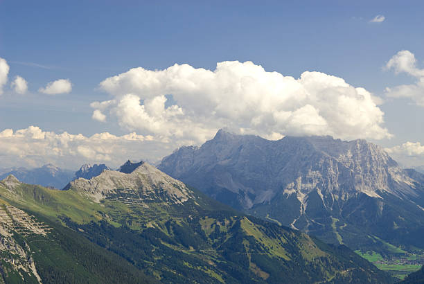 vue sur la montagne de la zugspitze» - zugspitze mountain tirol lermoos ehrwald photos et images de collection