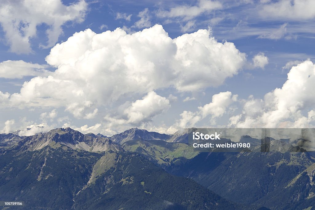 Reutte/Tyrol vista a las montañas - Foto de stock de Acantilado libre de derechos