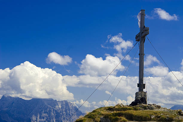 교차 상단에 산 - european alps mountain crucifix zugspitze mountain 뉴스 사진 이미지