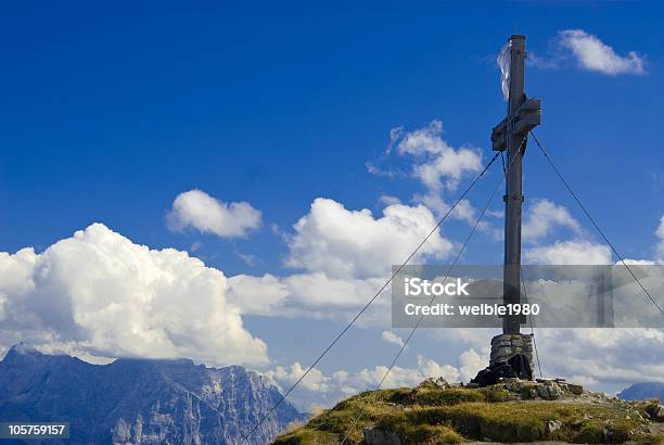 Cruz No Topo De Uma Montanha - Fotografias de stock e mais imagens de Alpes Europeus - Alpes Europeus, Ao Ar Livre, Aplaudir