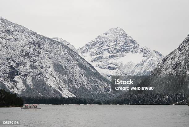 Boot Auf Einem Kalten Wintertag Stockfoto und mehr Bilder von Alpen - Alpen, Auf dem Wasser treiben, Berg