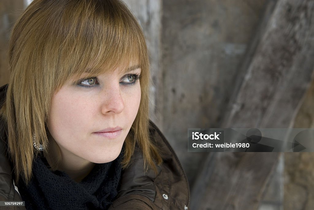 Retrato de mujer joven de Pelo castaño - Foto de stock de 20-24 años libre de derechos