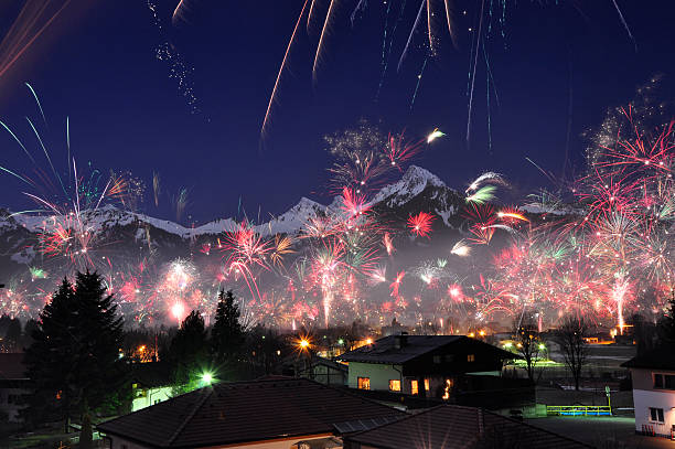 reutte の上に花火チロル-オーストリア - feierlich ストックフォトと画像