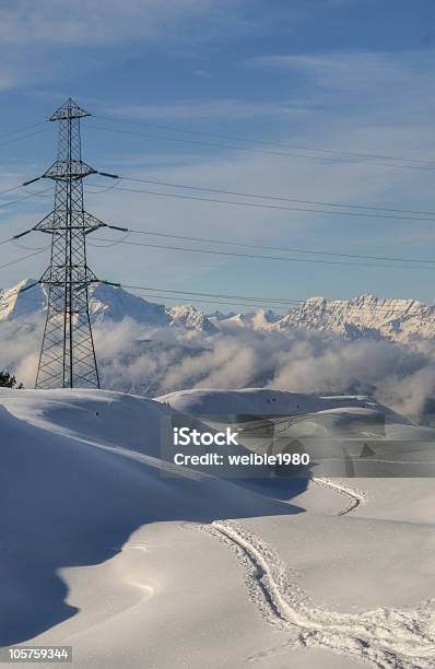 Der Powerline Auf Einem Snow Mountain Stockfoto und mehr Bilder von Alpen - Alpen, Anhöhe, Berg