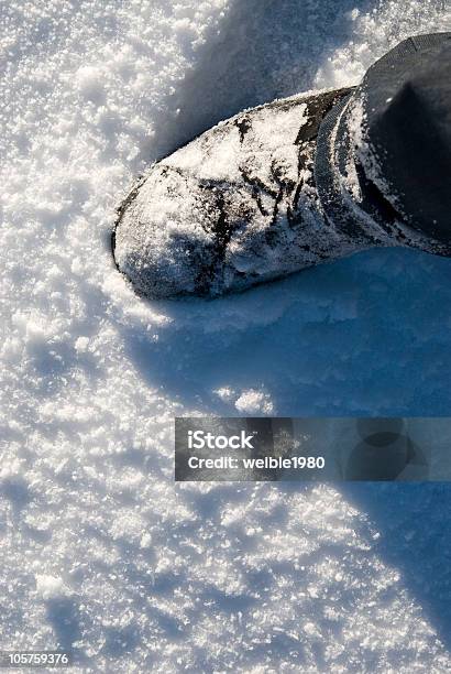 Footstep Nella Neve - Fotografie stock e altre immagini di Abbigliamento casual - Abbigliamento casual, Acqua ghiacciata, Ambientazione esterna