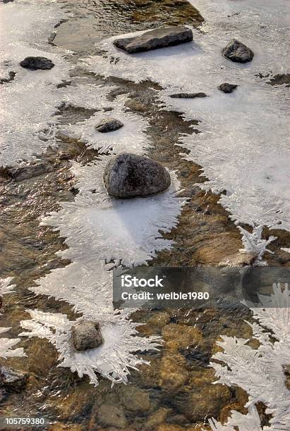 Frühlingletzten Eiszeit Auf Das Wasser Stockfoto und mehr Bilder von Bach - Bach, Eis, Eisdecke