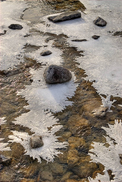 спринг-последний ледяной на воде - eisfläche стоковые фото и изображения