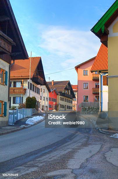 Blick Auf Die Straße Und Farbenfroher Village Stockfoto und mehr Bilder von Asphalt - Asphalt, Außenaufnahme von Gebäuden, Bauwerk
