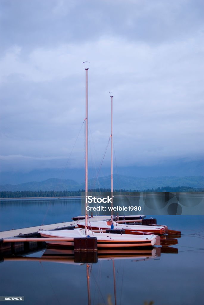 Zwei Boote auf dem See - Lizenzfrei Abenddämmerung Stock-Foto