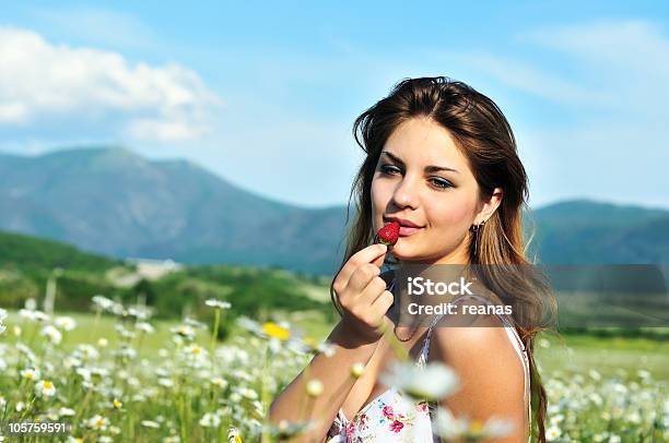 Doce Sweet Berry - Fotografias de stock e mais imagens de Comer - Comer, Morango, Mulheres