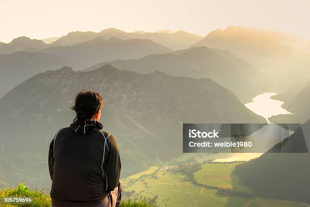 Einsam Mädchen Auf Einem Berggipfel Blick Nach Unten Stockfoto und mehr Bilder von Berggipfel