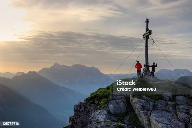 Photo libre de droit de Personnes Au Sommet De La Montagne À Proximité De Lintersection Avec Soleil banque d'images et plus d'images libres de droit de Croix - Forme