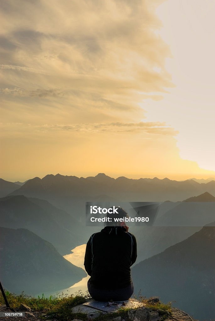 Mädchen sitzt auf einem Berggipfel - Lizenzfrei Frauen Stock-Foto