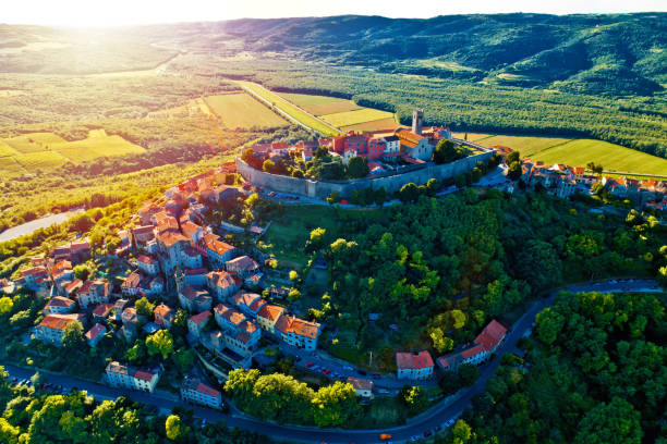 夕焼け空撮、クロアチアのイストリア半島地域でモトヴンの丘町 - town village hill panoramic ストックフォトと画像