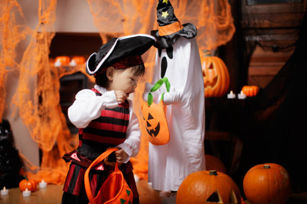 bambina vestita giocando alla festa di halloween - baby pirate costume toddler foto e immagini stock