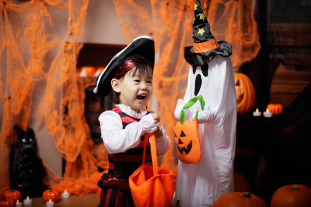 garota da criança vestida tocando na festa de halloween - baby pirate costume toddler - fotografias e filmes do acervo