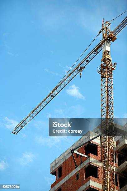 Solar De Construcción Y Grúa Foto de stock y más banco de imágenes de Acero - Acero, Aire libre, Arquitectura