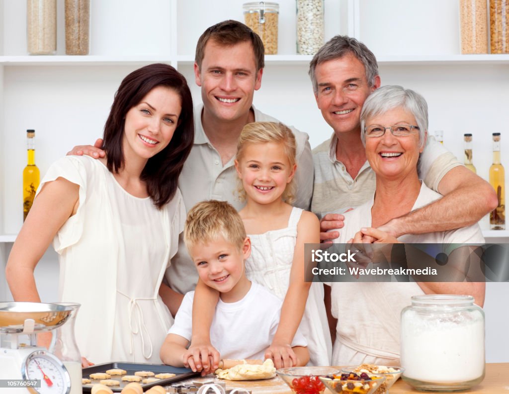 Heureuse famille de cuisson dans la cuisine - Photo de Adulte libre de droits