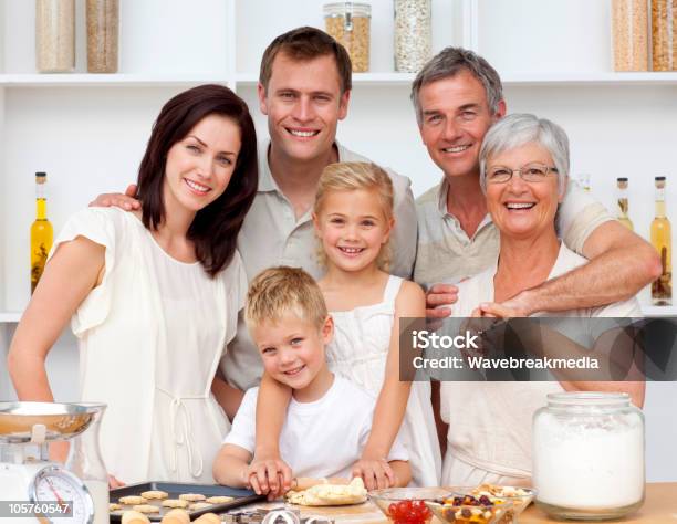 Photo libre de droit de Heureuse Famille De Cuisson Dans La Cuisine banque d'images et plus d'images libres de droit de Adulte - Adulte, Aliment, Couple hétérosexuel