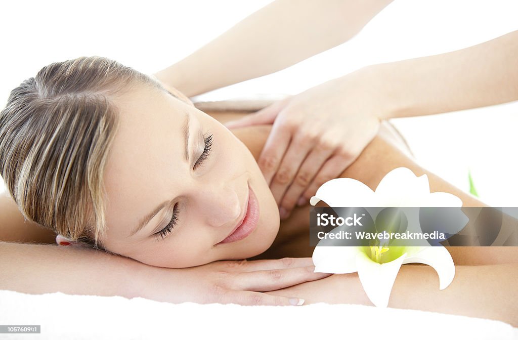Zrelaksowany kobieta odbiera masaż pleców - Zbiór zdjęć royalty-free (Cięcie w linii środkowej)