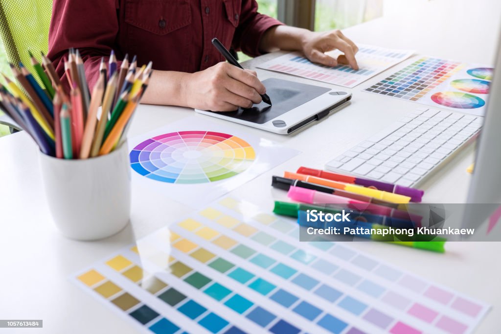 Imagen de mujer creativo diseñador gráfico trabajando en selección de color y dibujo en tableta gráfica en el lugar de trabajo - Foto de stock de Diseño - Temas libre de derechos