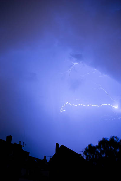 thunder and lightning - sommergewitter fotografías e imágenes de stock