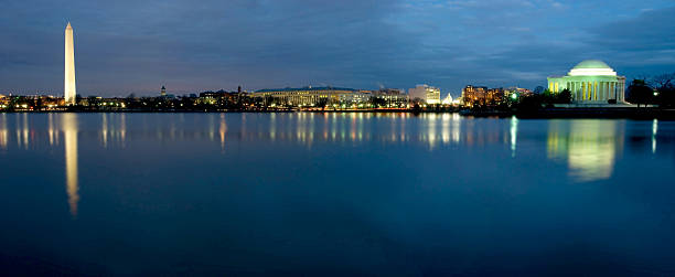 vista panoramica di washington, d.c. di notte - washington dc night jefferson memorial memorial foto e immagini stock