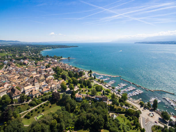 vista aérea de ciudad vieja nyon y frente al mar en suiza - geneva canton fotografías e imágenes de stock