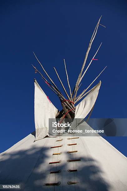 Tipi Foto de stock y más banco de imágenes de Aire libre - Aire libre, Azul, Camping