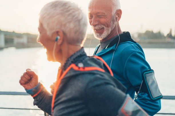 couple de personnes âgées jogging ensemble - headphones relaxation outdoors caucasian photos et images de collection