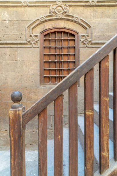 escadaria com balaustrada de madeira, levando a casa histórica de zeinab khatoun, cairo, egito antigo - courtyard arch arabic style cairo - fotografias e filmes do acervo