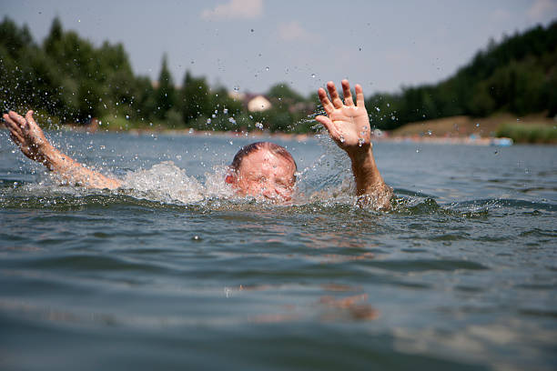 annegare nuotatore - frowning foto e immagini stock
