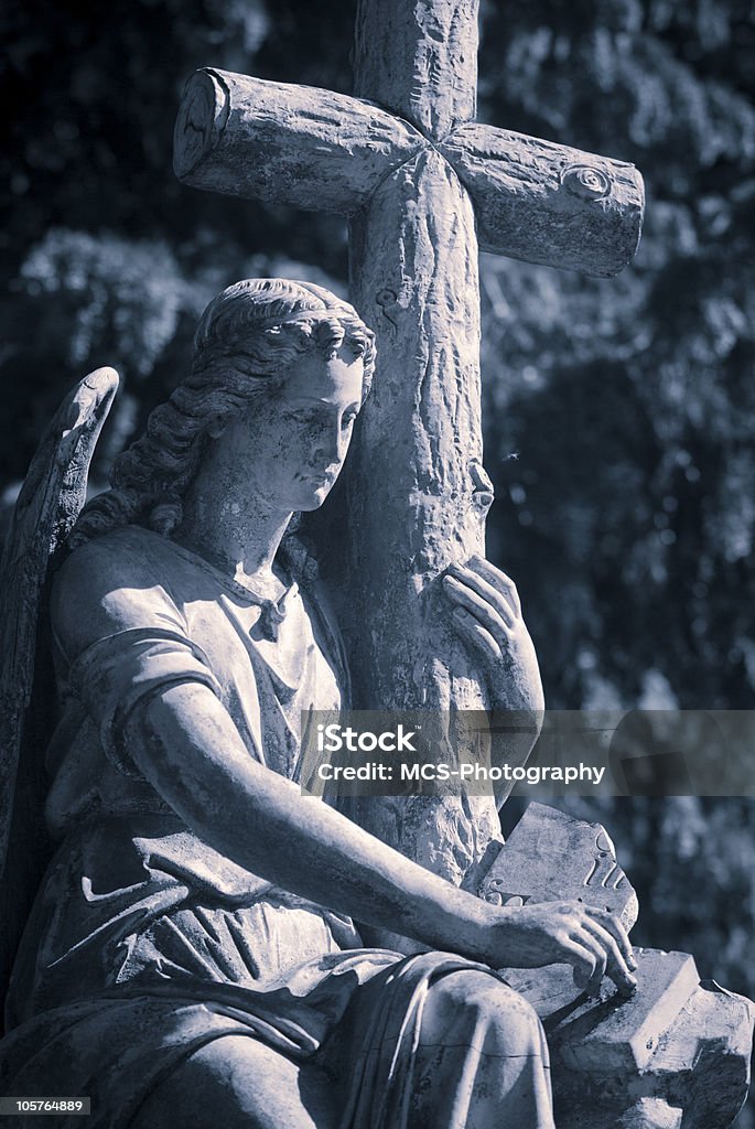 Ангел с крестом - Стоковые фото Женщины роялти-фри