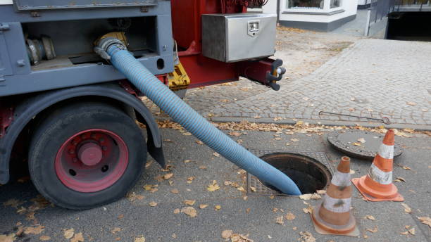 dans le système d’égout de pompage hors du réservoir d’eaux usées d’un conteneur sanitaire mobile - sanitary photos et images de collection