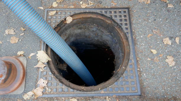 bombeamento do tanque de água de esgoto de um contentor sanitário móvel para o systeminto de esgoto - sewage truck - fotografias e filmes do acervo