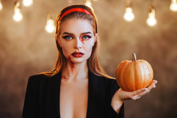 beau portrait de femme vampire halloween. b - sensuality halloween witch devil photos et images de collection