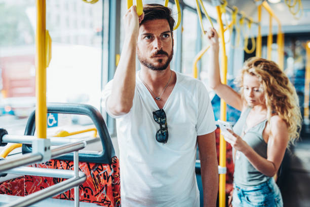 pessoas que viajam de autocarro público - viajantes no autocarro da cidade - bus public transportation sydney australia australia - fotografias e filmes do acervo