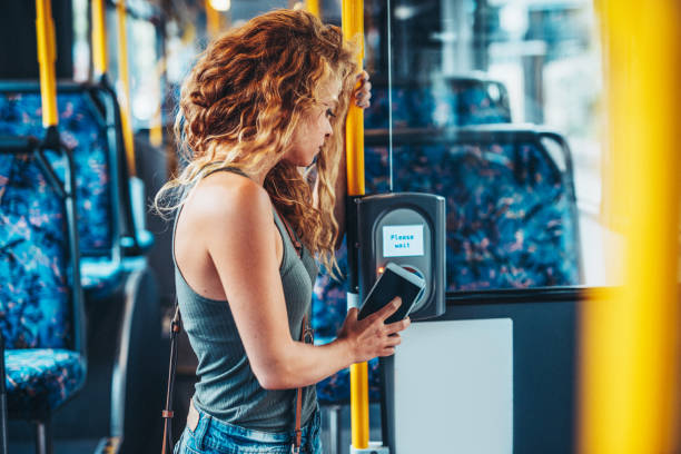 mulher usando o telefone de pagamento sem contato no ônibus - bus public transportation sydney australia australia - fotografias e filmes do acervo