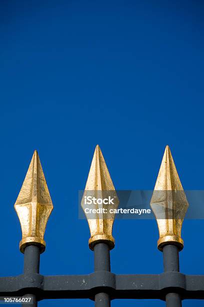 Louvre Zaun Spikes Stockfoto und mehr Bilder von Am Rand - Am Rand, Architektonisches Detail, Blattgold - Edelmetall