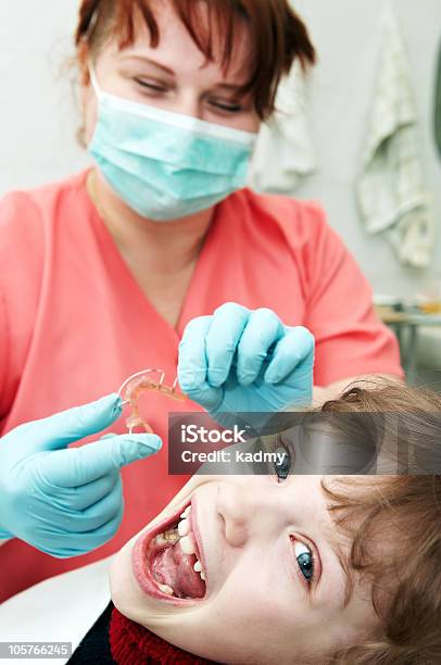 A Dentista Medic Orthodontic Esame Medico - Fotografie stock e altre immagini di Adulto - Adulto, Ambulatorio dentistico, Apparecchiatura odontoiatrica