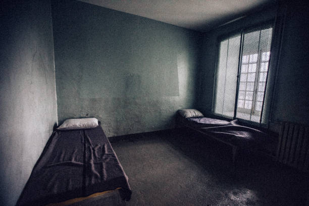 apercevoir un vieux intérieur de cellule de prison. - isolated remote plaid nobody photos et images de collection