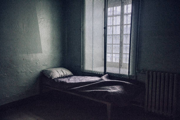 apercevoir un vieux intérieur de cellule de prison. - isolated remote plaid nobody photos et images de collection