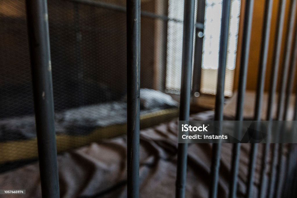 古い刑務所の内部を垣間見る。 - ストックフォト・写真素材...