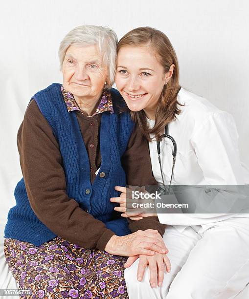 Foto de Velho E A Mulher Doce Jovem Médico Ficando Juntos e mais fotos de stock de Adulto - Adulto, Amizade, Antigo