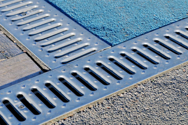 drain de drate, treillis pour l’élimination de l’eau de pluie - caniveau photos et images de collection