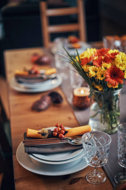 tavolo decorato per la cena del ringraziamento con candele, zucche, foglie e noci - thanksgiving table setting autumn foto e immagini stock