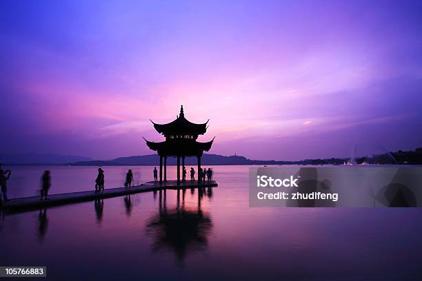 Westlake Templo Com Pôr Do Sol Em Hangzhou - Fotografias de stock e mais imagens de Ao Ar Livre - Ao Ar Livre, China, Céu